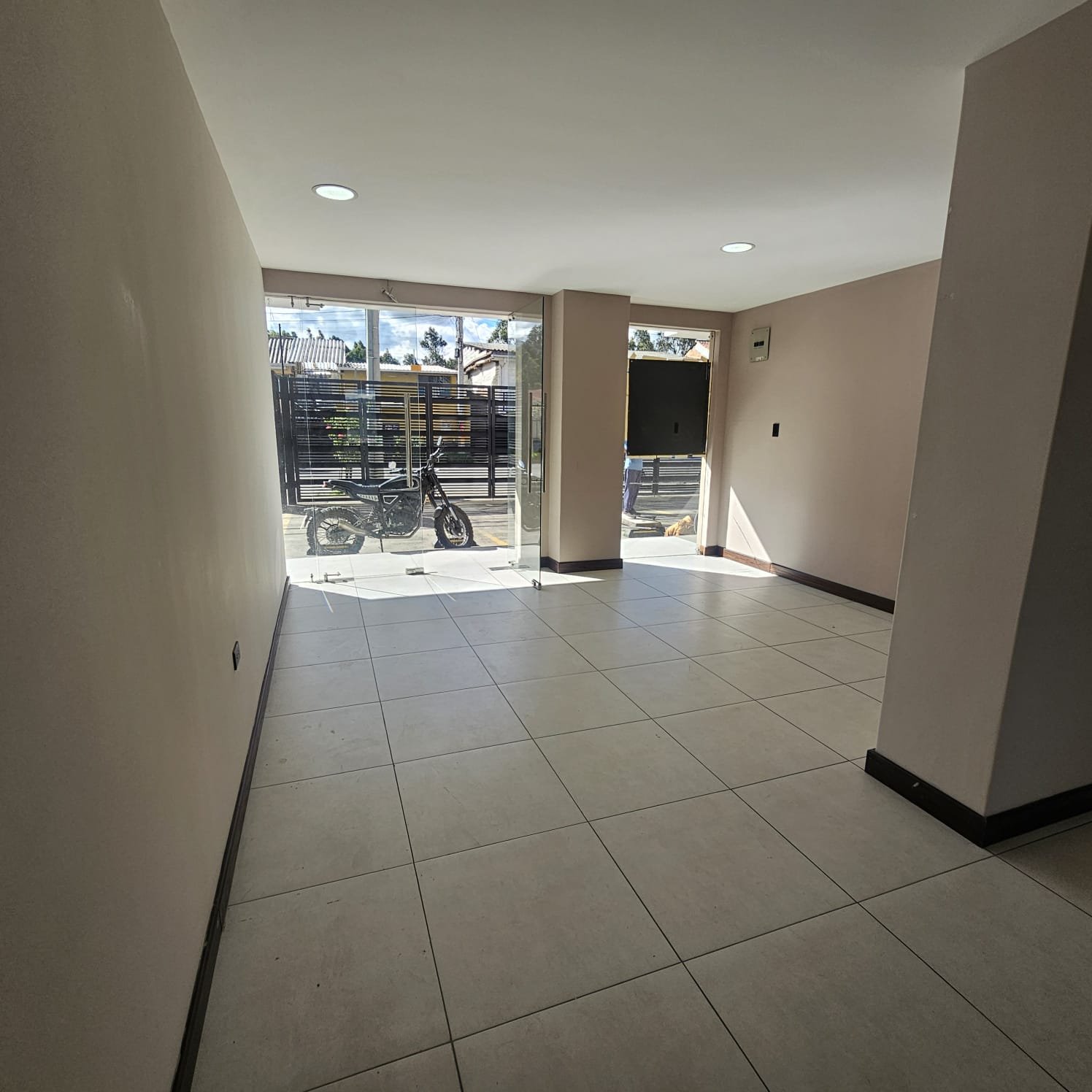 Comercial de Renta, En la Av Abelardo J Andrade, Cuenca - Imagen 4