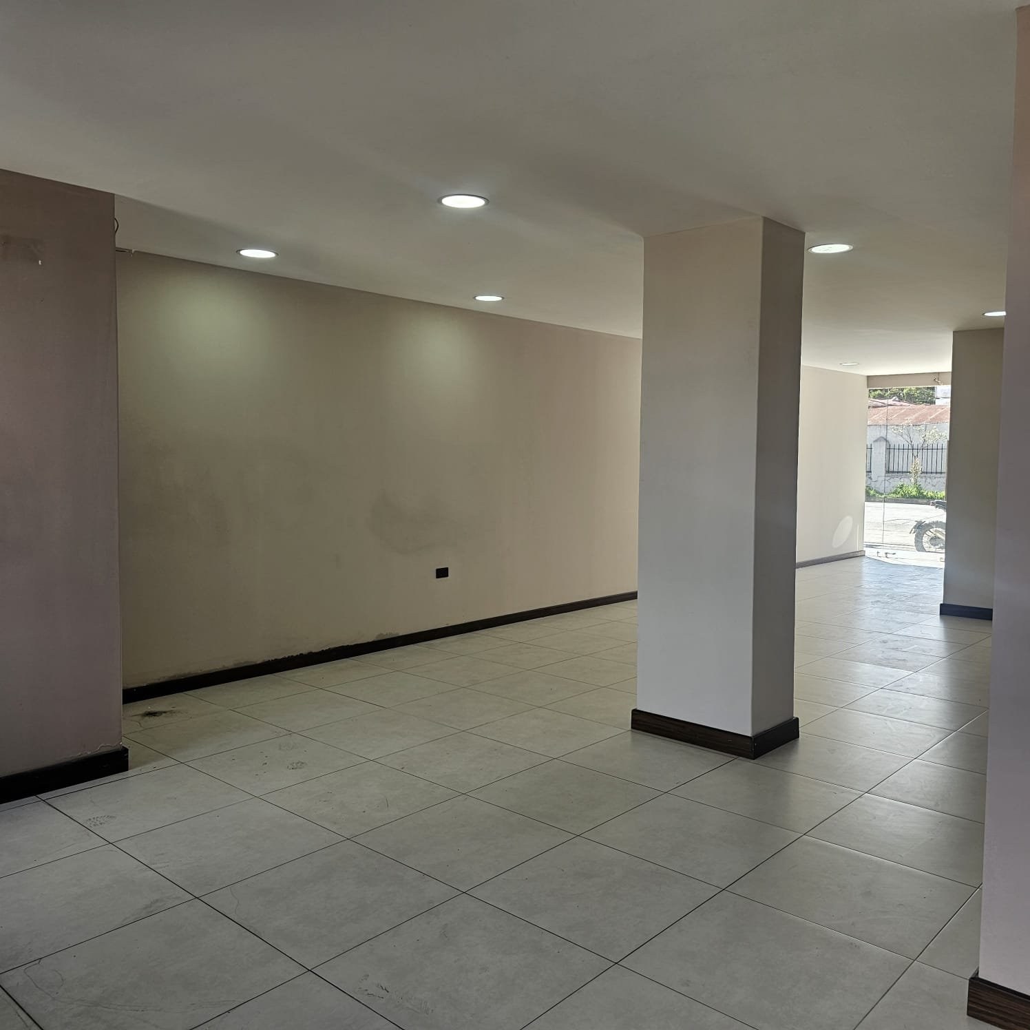 Comercial de Renta, En la Av Abelardo J Andrade, Cuenca - Imagen 3